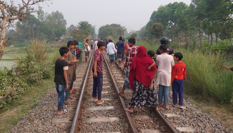 কানে হেডফোন, ট্রেনে কাটা পড়ে যুবকের মৃত্যু